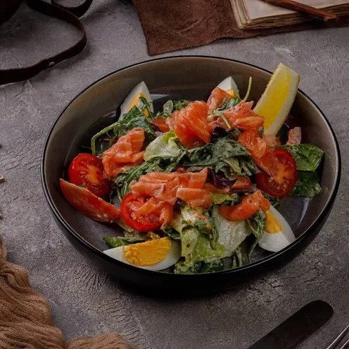 Salată cu somon slab-sărat