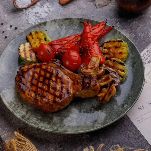 Steak de porc pe os cu legume