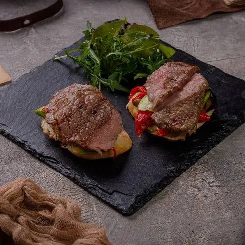 Bruschette cu vită și legume grill 