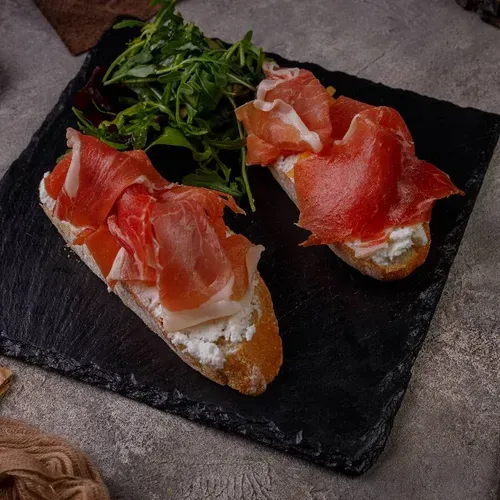 Bruschette cu prosciutto și ricotta 