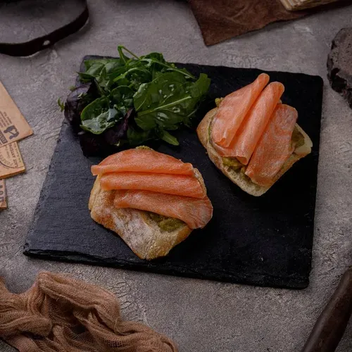 Bruschette cu somon și guacomole