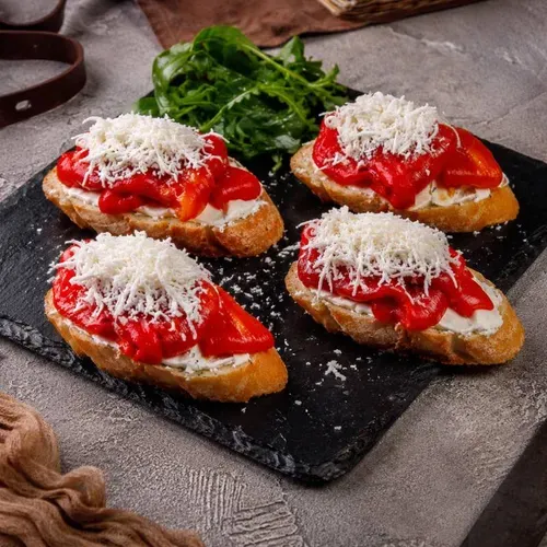 Bruschette cu ardei și cremă de brânză