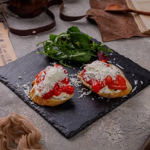 Bruschette cu ardei și cremă de brânză 