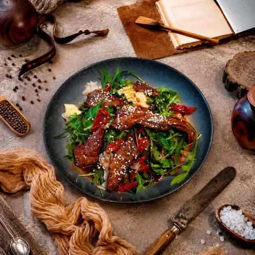 Salată cu carne de vită în sos teriyaki