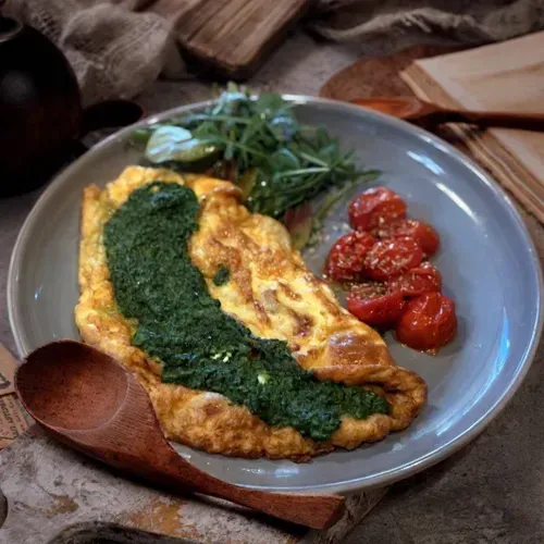 Omletă cu cașcaval Feta și spanac