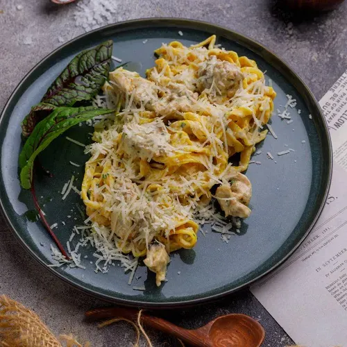 Paste, carne de pui, frișcă, cașcaval parmesan